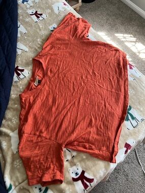 Universal Thread Coral Ribbed Crewneck crop top